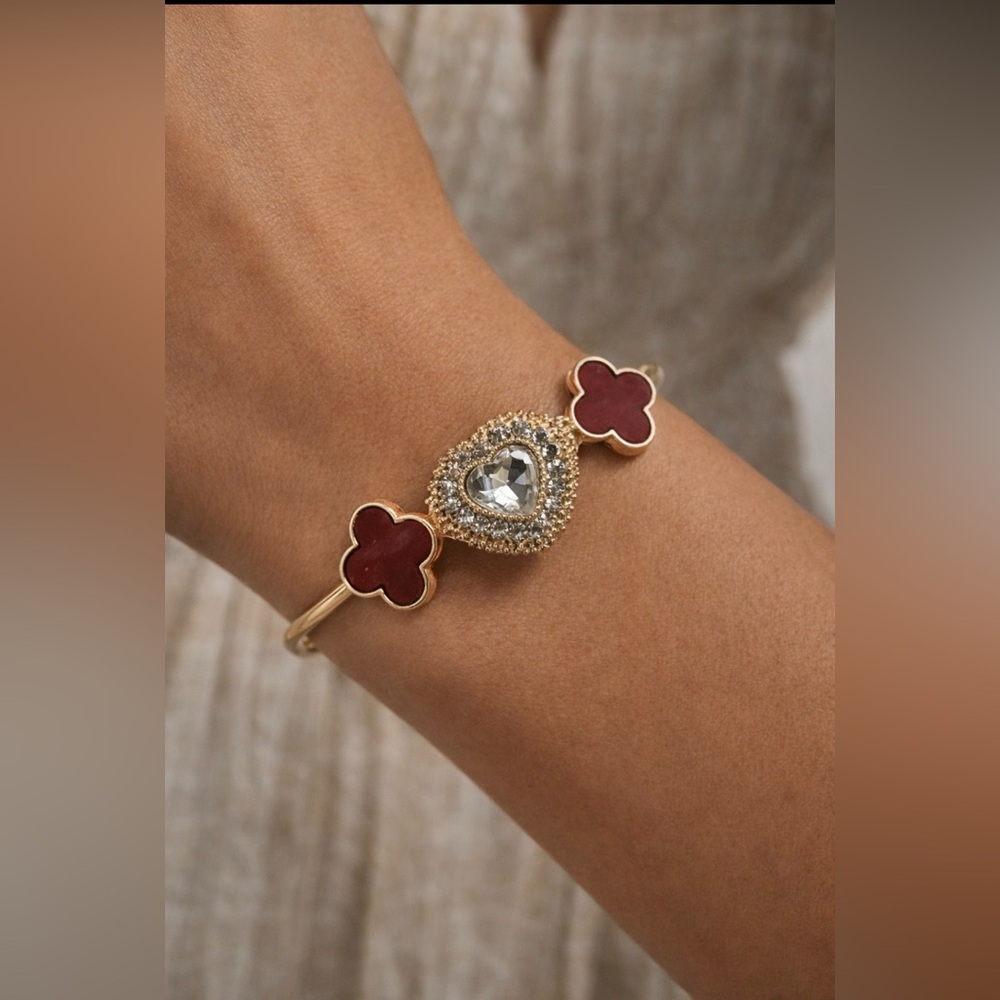 MINT Red Clover Rhinestone Heart Flower Goldtone Charm Bracelet NEW